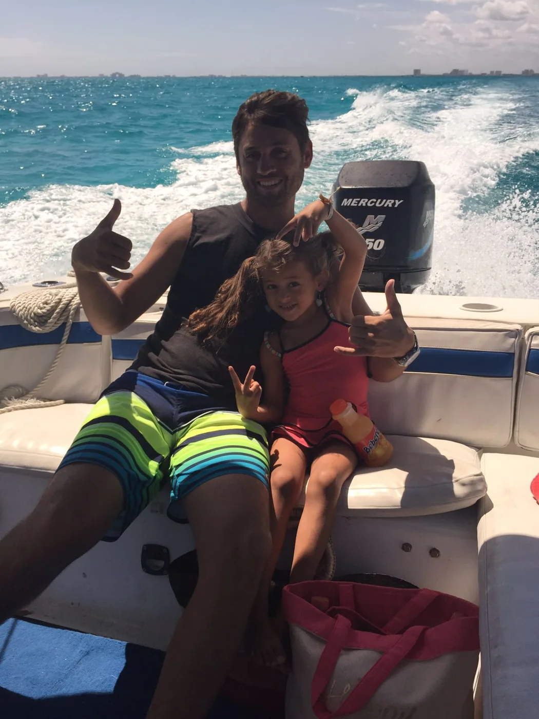 Pablo Paludi y Abby juntos en una lancha
