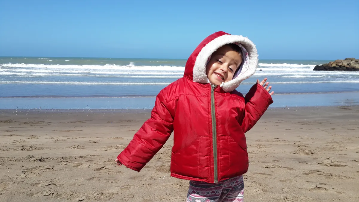 Abby sonriendo junto al mar