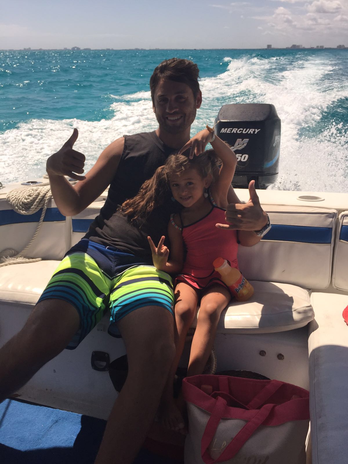 Pablo Paludi y Abby juntos en una lancha